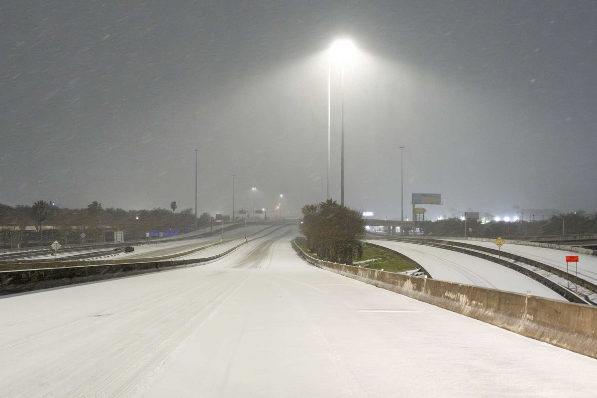 Photos show Houston covered in snow and ice after historic winter storm dlvr.it/THV2tK