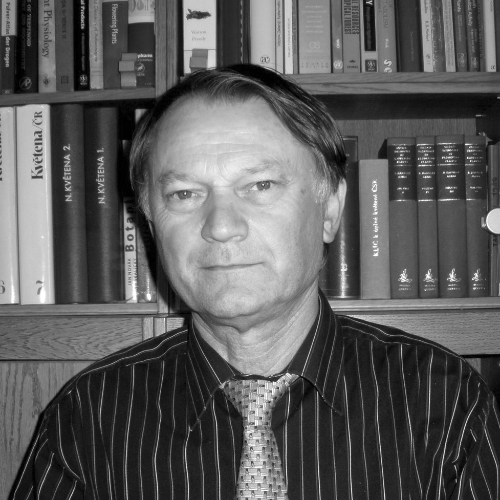 S lítostí jsme přijali zprávu o úmrtí prof. RNDr. Luďka Jahodáře, CSc., děkana Farmaceutické fakulty UK v letech 1994-1997, významného pedagoga a odborníka, který nás opustil dne 15. ledna 2025.

Vzpomínka na tuto výraznou osobnost: 
faf.cuni.cz/Verejnost/Zpra…

Čest jeho památce.