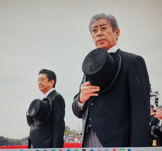 Necosan60's tweet photo. 自称保守曰く、媚中で売国奴の岩屋さんらしいけど、奥さまとご一緒に靖國神社に参拝してくださるイケおぢなんだけど？ https://t.co/ukfR7AZpe4