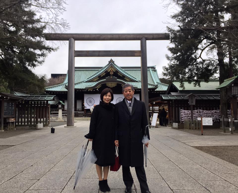 Necosan60's tweet photo. 自称保守曰く、媚中で売国奴の岩屋さんらしいけど、奥さまとご一緒に靖國神社に参拝してくださるイケおぢなんだけど？ https://t.co/ukfR7AZpe4