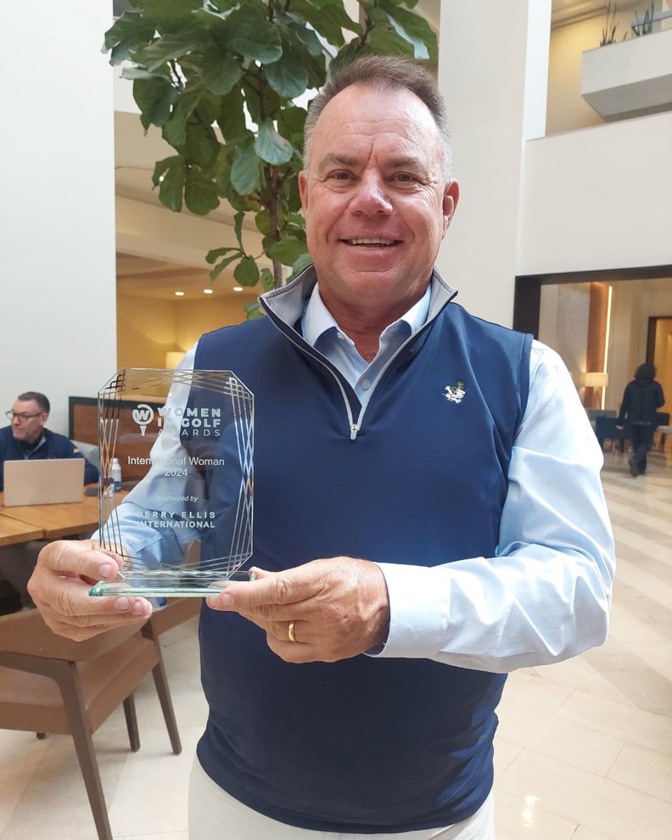 Our International Woman of the Year Award is on its way down under!
Pictured here is Gavin Kirman, Head of PGA of Australia, accepting the award on behalf of Karen Lunn.

#womeningolfawards