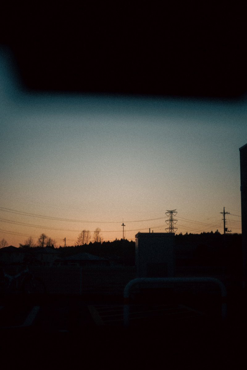 車の窓に切り取られた夕焼けっていいよね