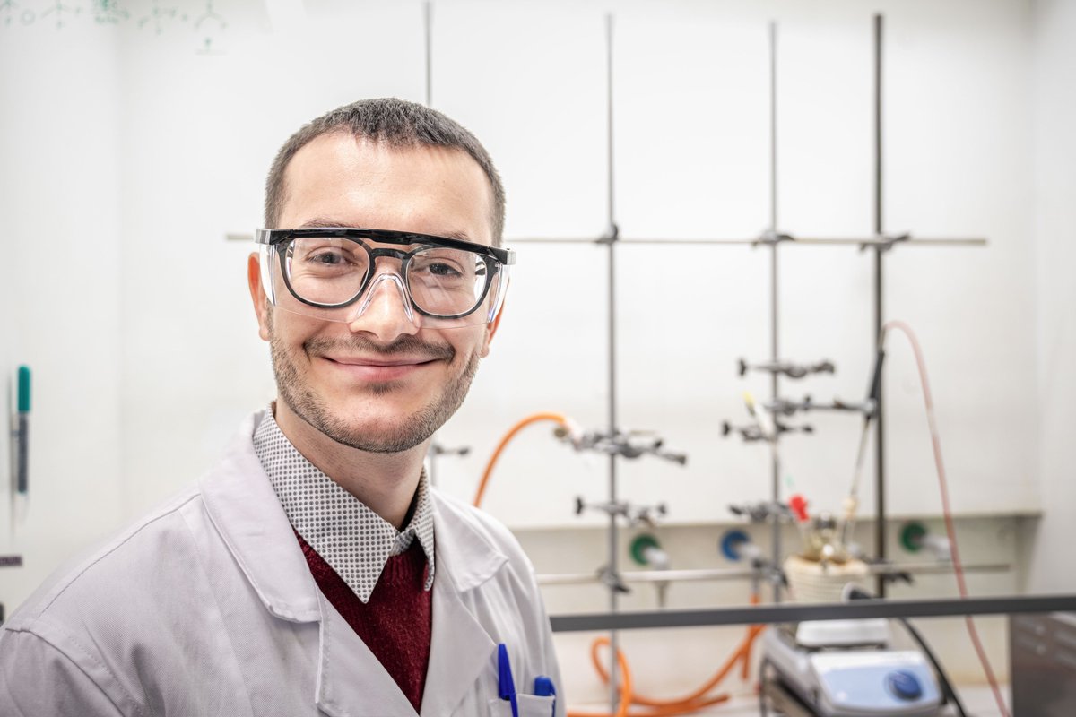 matfyz's tweet photo. Fyzik Romain Conan, který studoval na Matfyzu, a chemici Štefan Hricov a Cristian Pilloni v rámci svých doktorátů rozvíjejí syntézu nových nanomateriálů. Jak hodnotí práci na velkém projektu AMULET a jak�� cesty jim to do budoucna otevírá? 

 👉 https://t.co/ZqfkUKL3vC https://t.co/1O9P8AkLI0