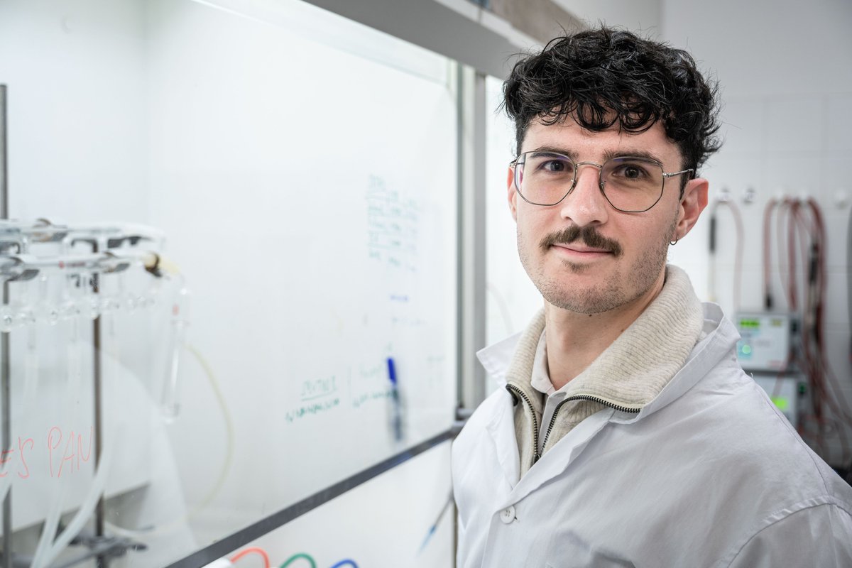 matfyz's tweet photo. Fyzik Romain Conan, který studoval na Matfyzu, a chemici Štefan Hricov a Cristian Pilloni v rámci svých doktorátů rozvíjejí syntézu nových nanomateriálů. Jak hodnotí práci na velkém projektu AMULET a jak�� cesty jim to do budoucna otevírá? 

 👉 https://t.co/ZqfkUKL3vC https://t.co/1O9P8AkLI0