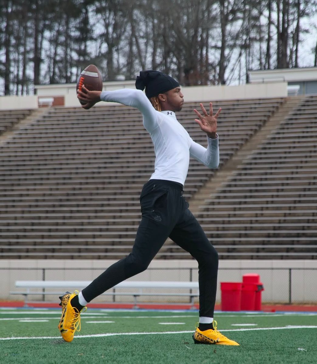 DraydenGibbs's tweet image. A dream doesn&apos;t become reality through magic it takes determination and hard work! #offsznwork #K10 #qbuniversity #qbdrills #qbmechanics