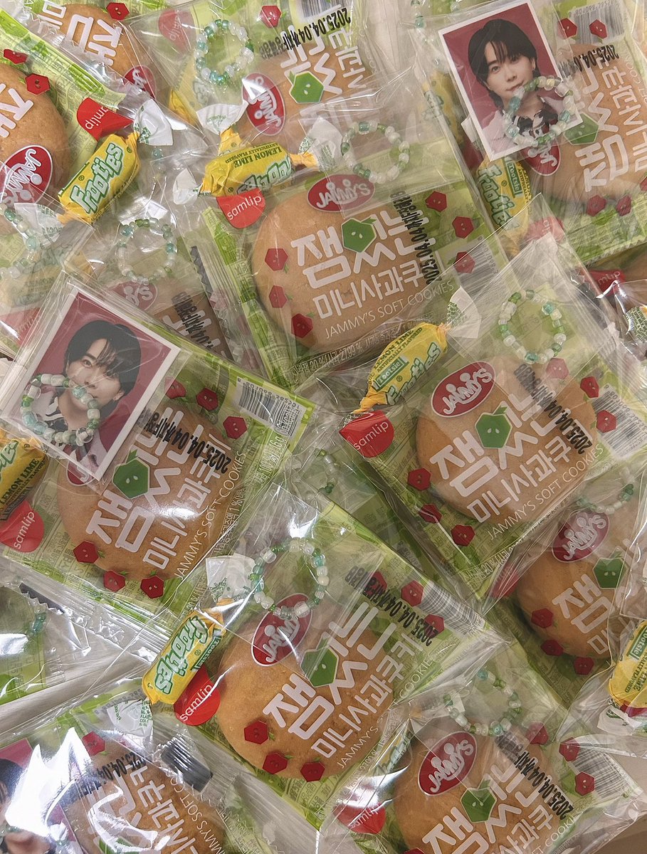 🍏미세스 그린애플 내한기념 나눔🍏

양일 나눔 진행합니다-!!

• 반지 패턴, 사이즈 랜덤 (수량 23개)
• 적지만 랜덤으로 모토키 증사 들어가있어용
  (실제 증명사진 재질)
• 저한테 편하게 말 걸어주시면 드릴게요🤤
• 당일 날 인상착의 공지-!!