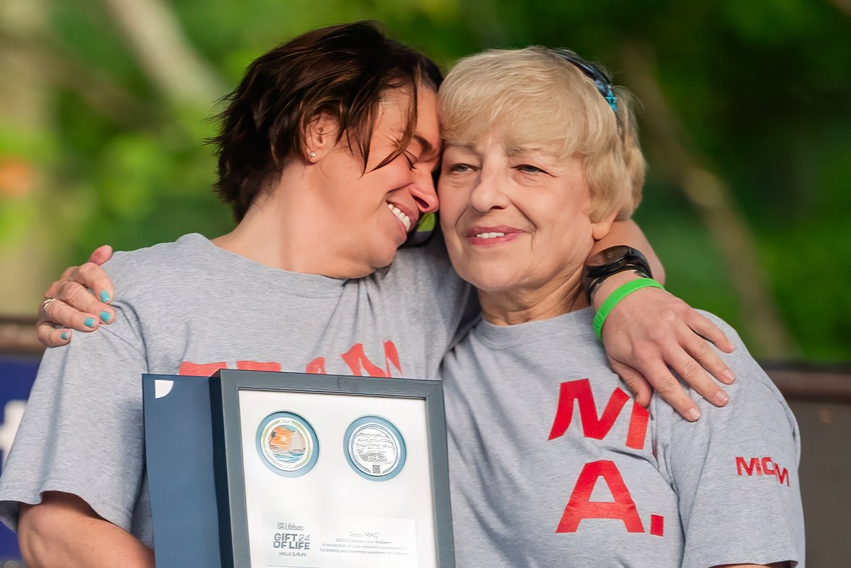 On #NationalHugDay, we are thinking of all those who get to hug their loved ones because someone said YES. 🤗 💚

#Lifebanc #organdonation #tissuedonation #yessaveslives #hugs #friendship