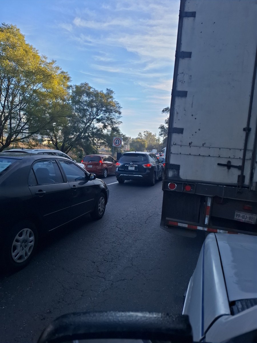 reparacafe's tweet photo. @Trafico_ZMG  totalmente  detenido en pinar de la venta https://t.co/RUtSOlhHDa