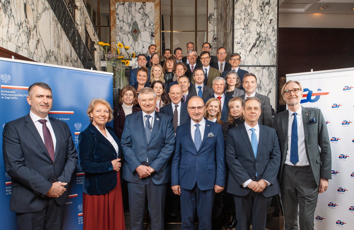 PLinHrvatska's tweet photo. 20. siječnja 2025. tijekom sastanka u okviru EU HoMs Veleposlanik P.Czerwiński predstavio je prioritete 🇵🇱 predsjedanja Vijećem EU-a koje je započelo 1. siječnja 2025. 
Sastanku je nazočio počasni gost, ministar vanjskih i europskih poslova 🇭🇷@grlicradman.
@PolandMFA @MVEP_hr https://t.co/5PCJok14bk