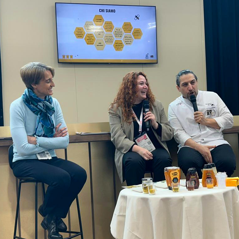 Mielizia (@mielizia_conapi) on Twitter photo #Api, #Miele e #Pasticceria: L'Equilibrio Perfetto tra Natura e Dolcezza!
A #SIGEPWORLD 2025 #Mielizia ha partecipato ad un talk in collaborazione con <a href="/Maestrilievito/">Maestri del lievito madre e del panettone Italiano</a> per evidenziare il legame tra prodotti dell'alveare e panificazione e #pasticceria di alta qualità. #Api, #Miele e #Pasticceria: L'Equilibrio Perfetto tra Natura e Dolcezza!
A #SIGEPWORLD 2025 #Mielizia ha partecipato ad un talk in collaborazione con <a href="/Maestrilievito/">Maestri del lievito madre e del panettone Italiano</a> per evidenziare il legame tra prodotti dell'alveare e panificazione e #pasticceria di alta qualità.