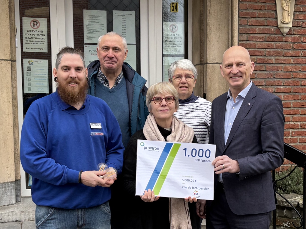 Proviron's #EndOfYear campaign donates 1,000 LED lamps to charity. The organization "Welzijnsschakel" Tochtgenoten Hemiksem collects old light bulbs and replaces them with #energyefficient LEDs. 

#proviron #weareproviron #chemistrybetweenus 
#ledlamps #charity #hemiksem
