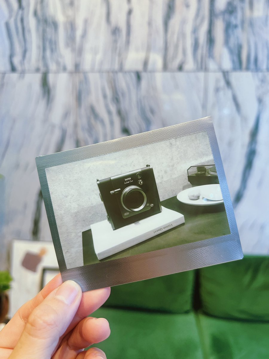 これは絶対に欲しい💚
instax WIDE Evo 新作発表会に行ってきました📸
たくさんのフィルターやエフェクト、露出やホワイトバランスの調整までできるのでかなり細かく自分の好みで撮影できる！
巻き上げるとプリントが印刷されて出てくる仕組みがなんともかわいい♡

#instaxWIDEEvo <a href="/fujifilmjp_ck/">INSTAX“チェキ”公式</a>
