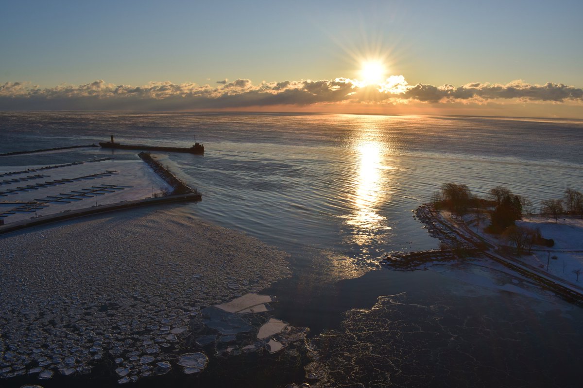 malcolmgoleafs's tweet photo. This Mornings Sunrise January 21st from Port Credit on a very cold day with ice formation  on the Inlet. https://t.co/cWhwXgJnaA