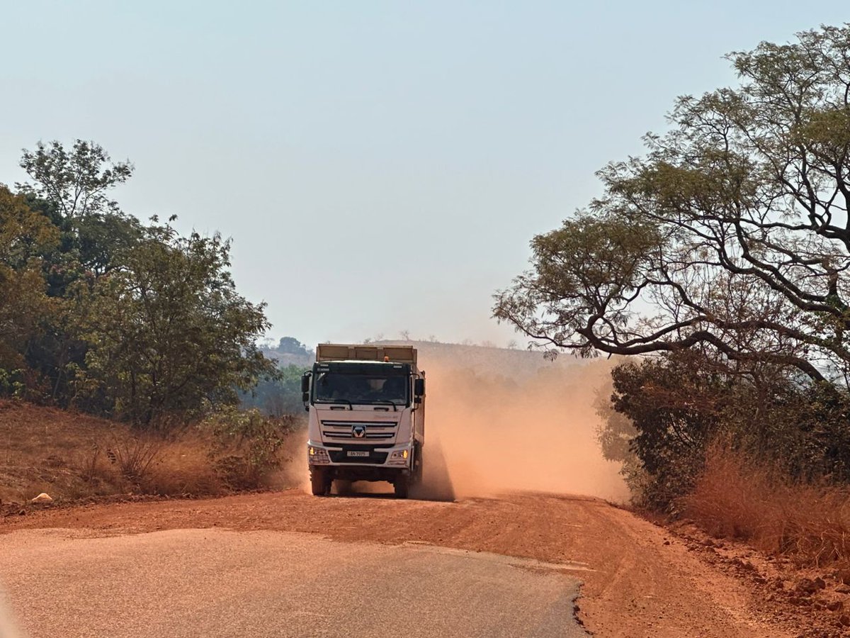 MaadjouDT's tweet photo. Le gouvernement guinéen à travers la primature et le ministère de la communication avait annoncé en pompe il ya quelques mois la reconstruction de la route Mamou-Dalaba-Pita-Labé. C'était un coup de com. En réalité, aucune activité n'est visible sur le terrain.
Cette voie est un parcours de combattant.