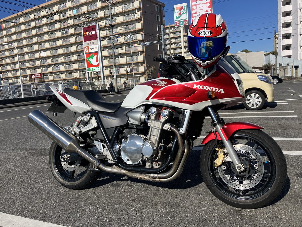 ookacchi's tweet photo. ひょんなことからCBRからCB1300SBに乗り換えました。ずっとレプリカ乗って来たので「多分そんなハマらないかな」と納車前は思ってましたが、既に沼に足を踏み入れ始めてますww モデルチェンジの度に型式が代わるCBRに対して、30年以上ずっとsc54��ままなCBのパーツの多さに驚愕！
大事に乗ります♪ https://t.co/hGRtW9vQh0