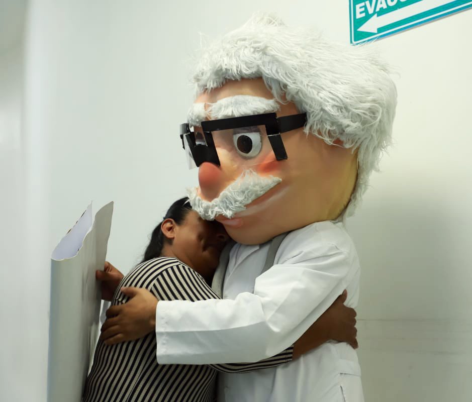 HGuayaquil's tweet photo. #ElNuevoEcuador | Continuamos con nuestra campaña "Un abrazo contra la depresión". Llevamos apoyo emocional a las salas de espera de áreas críticas, brindando consuelo a familiares que enfrentan momentos difíciles.

Porque un pequeño gesto puede marcar una gran diferencia. https://t.co/045kJOaxUi