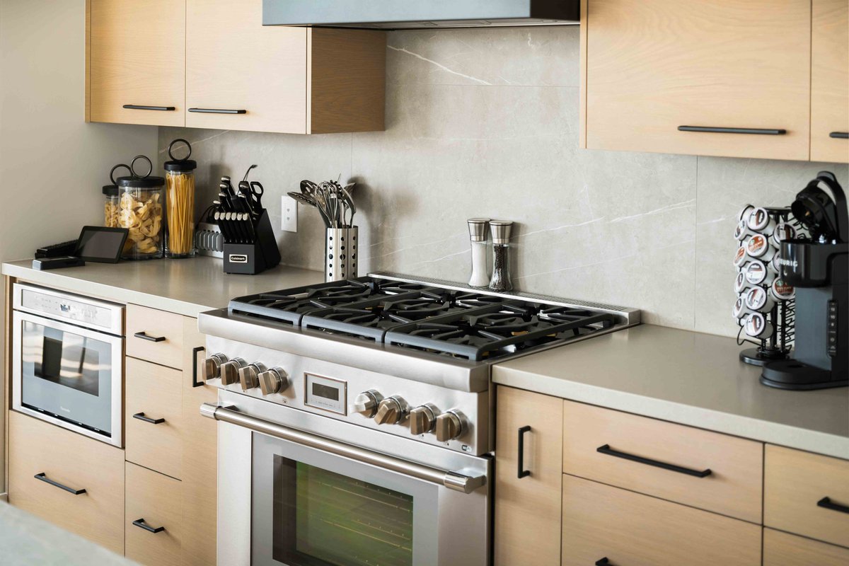 InvitedHome's tweet image. Hungry for somewhere new to stay? This stunning home in Canyons Village pairs modern mountain design with a chef’s kitchen that’s as inviting as its surroundings. With expansive views, elegant living spaces, and a short walk to Park City’s renowned slopes, it’s a getaway that’s…