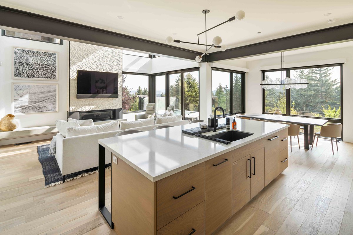 InvitedHome's tweet image. Hungry for somewhere new to stay? This stunning home in Canyons Village pairs modern mountain design with a chef’s kitchen that’s as inviting as its surroundings. With expansive views, elegant living spaces, and a short walk to Park City’s renowned slopes, it’s a getaway that’s…