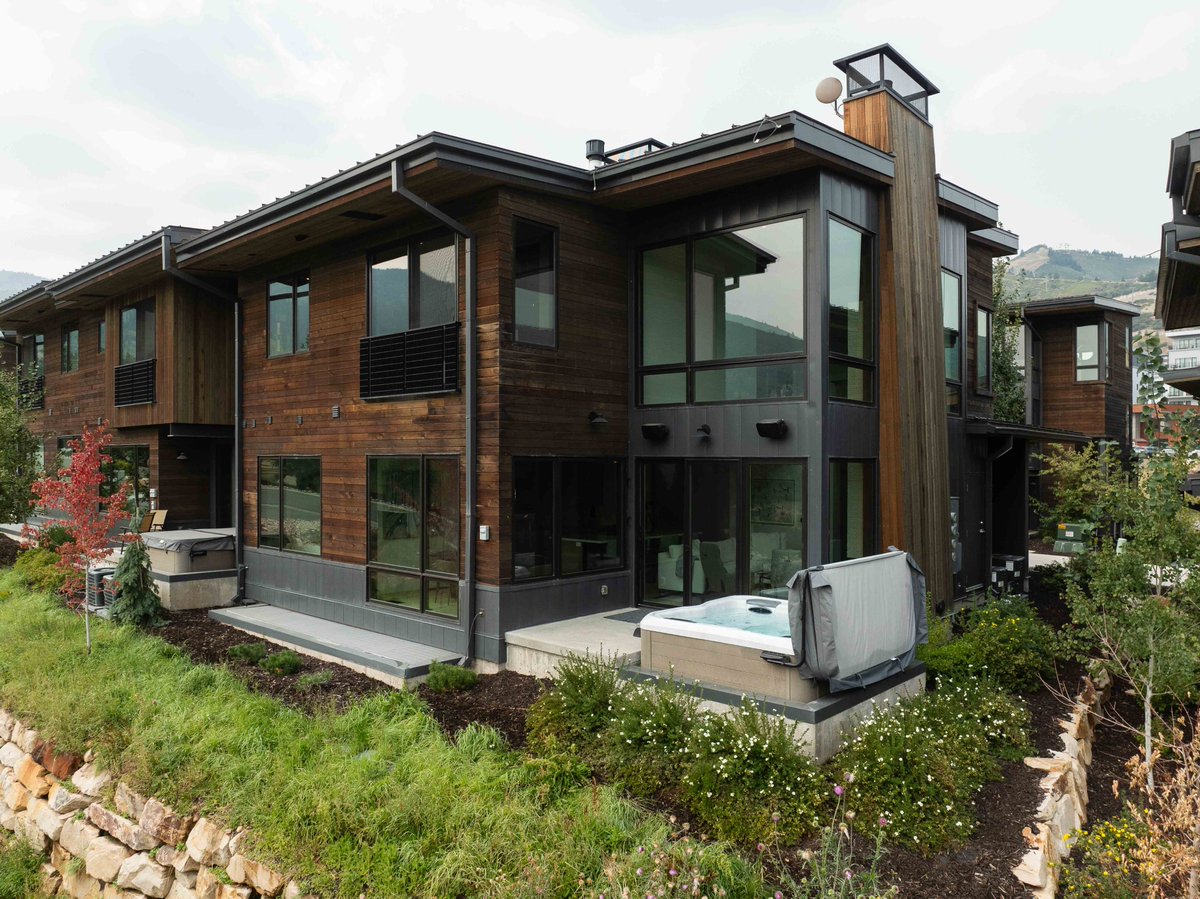 InvitedHome's tweet image. Hungry for somewhere new to stay? This stunning home in Canyons Village pairs modern mountain design with a chef’s kitchen that’s as inviting as its surroundings. With expansive views, elegant living spaces, and a short walk to Park City’s renowned slopes, it’s a getaway that’s…