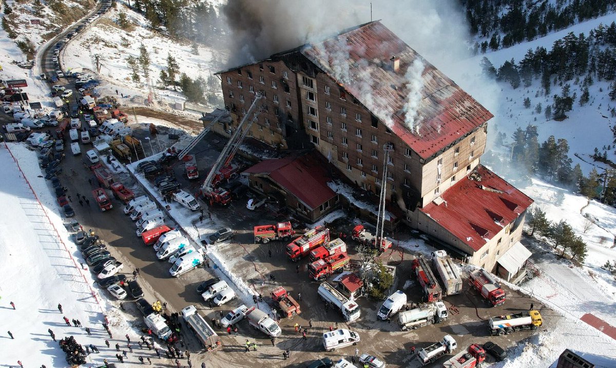 Incendio en hotel de estación de esquí turca deja al menos 66 muertos
El presidente de Türkiye, Recep Tayyip Erdogan, declaró el miércoles 22 de enero como día de duelo nacional en honor a las víctimas.