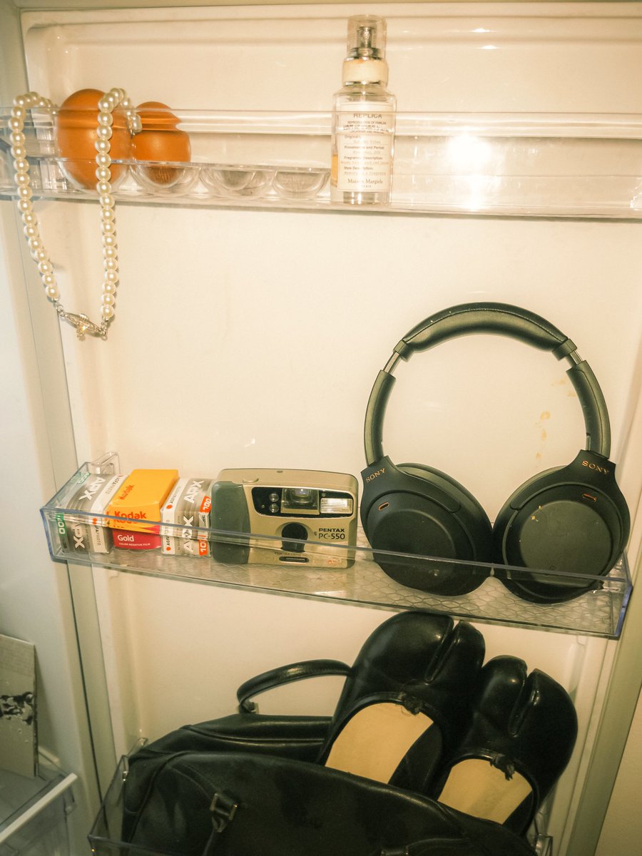 [Le frigo, reflet d’un désordre intérieur] 

Ce concept détourne la fonction utilitaire du frigo en y plaçant des objets qui n’ont rien à y faire, perturbant ainsi l’ordre établi et créant un espace de désordre.