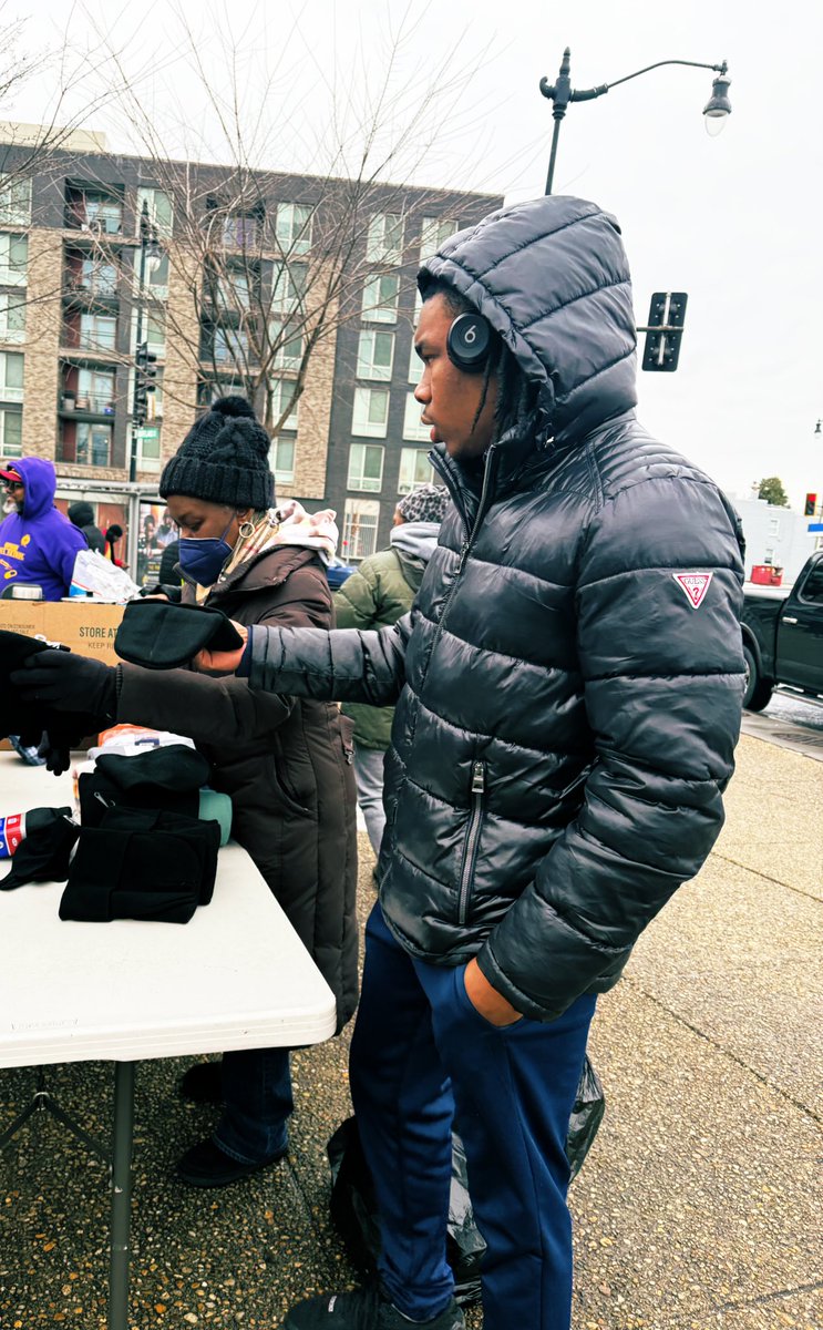 Spent some time this weekend with my father’s and grandmother’s organization Feeding Us handing out lunches, gloves, hats and blankets to those in need. 

Hit me up for more information about participating or donating.