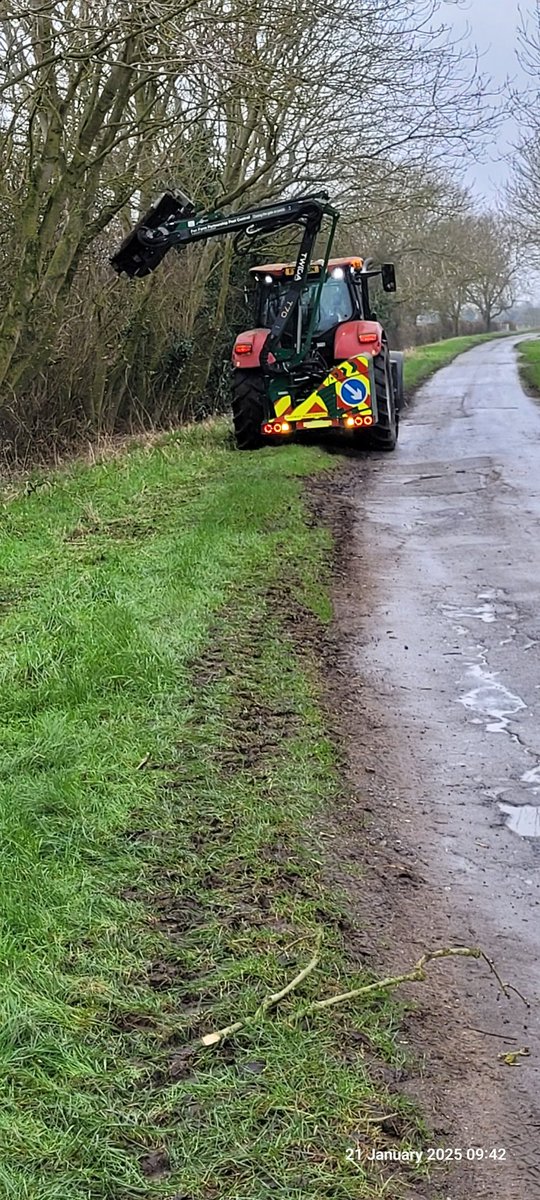Still 'plugging' away with the Twigga pro T70's,this one tidying up some roadside hedges which are predominantly Ash saplins. Not long left
<a href="/SpearheadWorld/">Spearhead Machinery</a> 
<a href="/irelandsfarmmac/">Irelands Machinery</a> 
<a href="/Sharmansagri/">Sharmans Agricultural</a> 
#farming
#environment