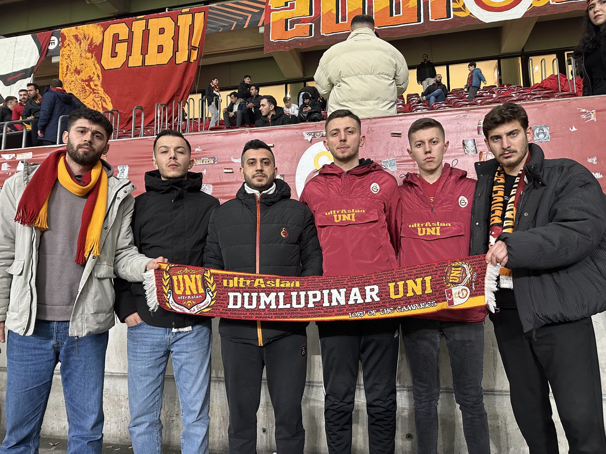 uAUNI_DPU's tweet photo. MÜŞTERİ PARASININ KARŞILIĞINI İSTER, TARAFTARSA YENİLSE DE YENSE DE TAKIMINI DESTEKLER. 

Takımımızı Dinamo Kiev karşılaşmasında yalnız bırakmadık. 

#ultrAslanUNI #Dumlupınar https://t.co/fjLvkZVXge