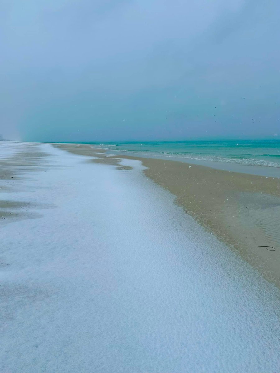 mkpevc's tweet photo. Emerald Coast Beaches in Florida have snow!  #Destin #Florida https://t.co/aUFZIZFtVt