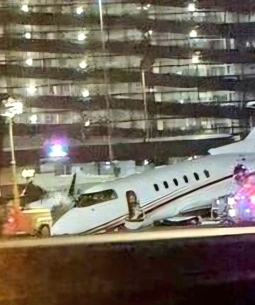 ivancp25's tweet photo. #AccidenteAéreo hoy de reactor ejecutivo #Hawker800XP (N6NR), del operador #SuperiorDiesel, al sufrir un fallo del tren de aterrizaje delantero al aterrizar en el Aeropuerto de #Minneapolis #FlyingCloud (FCM/KFCM) #EEUU 🇺🇸. No hay heridos entre los 6 ocupantes a bordo. 21-01-25 https://t.co/4jJ5a6Uy03