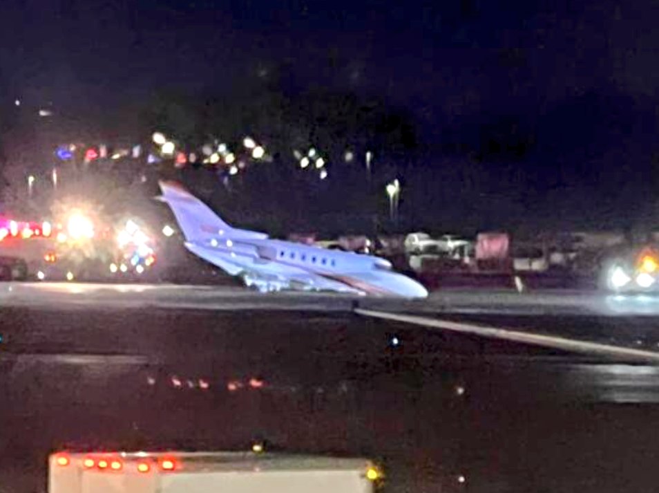 ivancp25's tweet photo. #AccidenteAéreo hoy de reactor ejecutivo #Hawker800XP (N6NR), del operador #SuperiorDiesel, al sufrir un fallo del tren de aterrizaje delantero al aterrizar en el Aeropuerto de #Minneapolis #FlyingCloud (FCM/KFCM) #EEUU 🇺🇸. No hay heridos entre los 6 ocupantes a bordo. 21-01-25 https://t.co/4jJ5a6Uy03