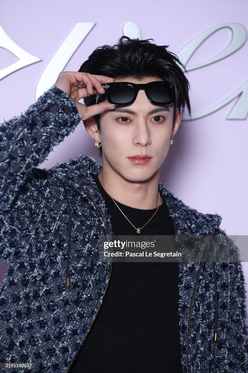 Wanghedi_no1's tweet photo. Omg face card😍
.
#DylanWang #王鹤棣 #WangHedi https://t.co/ixl3F8eFS1