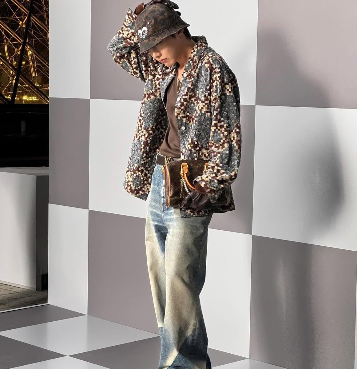 ushjainluvbts's tweet photo. GLOBAL FASHION ICON J-HOPE
J-HOPE AT LV FASHION SHOW
#jhopexLouisVuitton
#jhopeAtLVFashionShow
#LVMenFW25 #LouisVuitton 
#jhope #제이홉 @BTS_twt
#jhopeLVMENFW25 https://t.co/rnvsFYU2bj