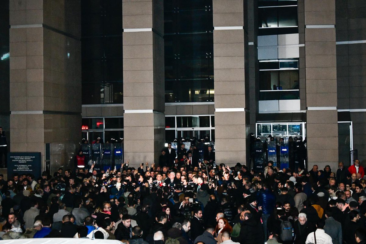 MDervisogluTR's tweet photo. İstibdada karşı hürriyet diye haykıracak, kölelik düzenine karşı Türk Milleti diyeceğiz!

Sathı tüm vatan olan bu direniş hattını güçlendirmeye her şekilde devam edeceğiz!

Bilinsin ki korkmuyoruz, korkmayacağız ve ne gerekiyorsa yapacağız!

Bu ihanete geçit vermeyeceğiz!

#Kahrolsunİstibdat