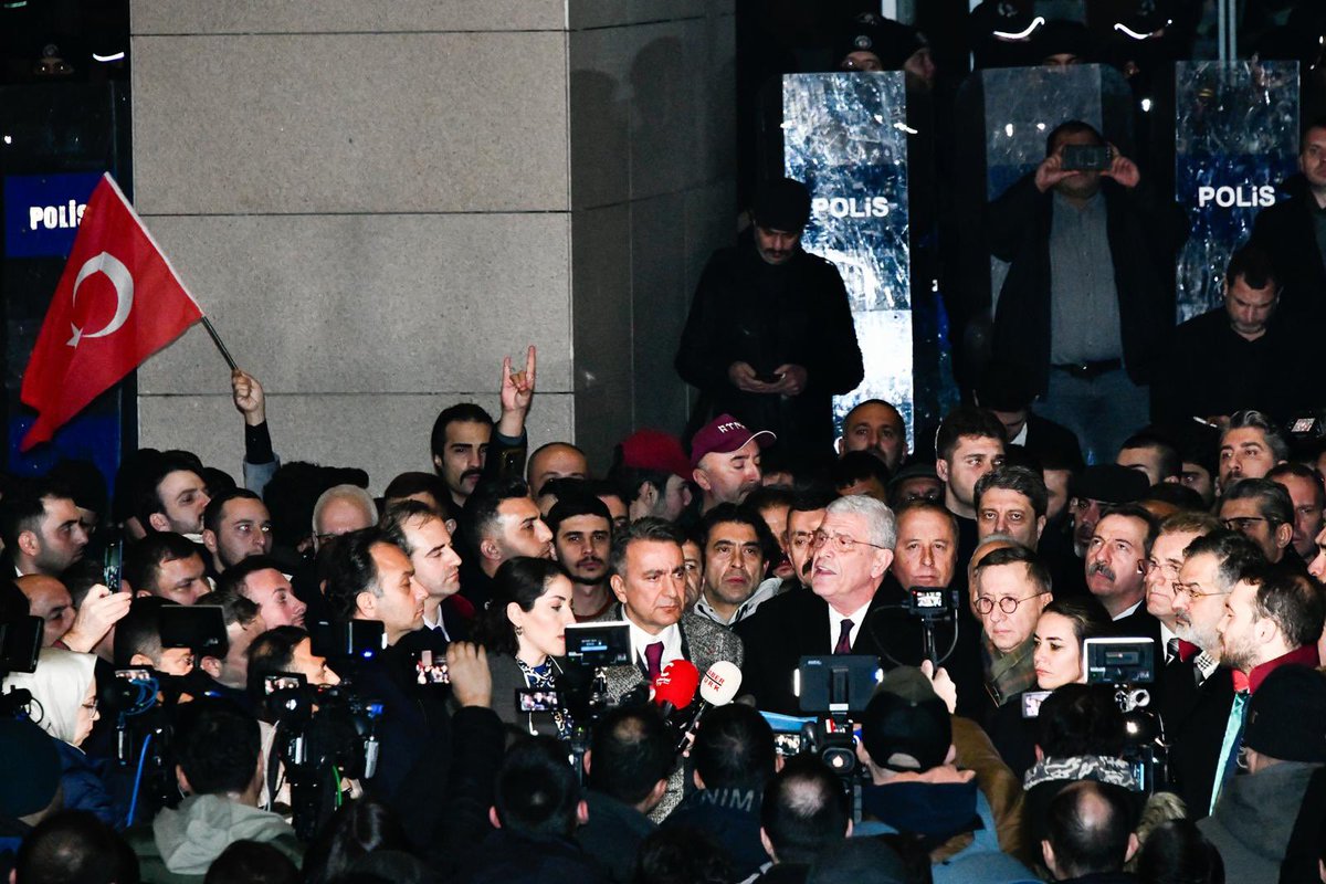 MDervisogluTR's tweet photo. İstibdada karşı hürriyet diye haykıracak, kölelik düzenine karşı Türk Milleti diyeceğiz!

Sathı tüm vatan olan bu direniş hattını güçlendirmeye her şekilde devam edeceğiz!

Bilinsin ki korkmuyoruz, korkmayacağız ve ne gerekiyorsa yapacağız!

Bu ihanete geçit vermeyeceğiz!

#Kahrolsunİstibdat