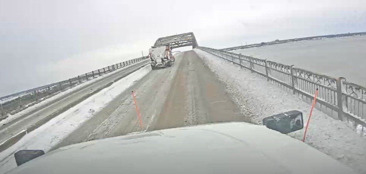 La_DOTD's tweet photo. CALCASIEU PARISH- Crews are doing ice work on the I-10 bridge with assistance from #ArDOT.
Be sure to lookout for crews and their equipment.
DOTD crews will continue to monitor state bridges and roadways.
Closures will be updated on https://t.co/XMr3BW6Fr6 https://t.co/OwNCtfhGf8