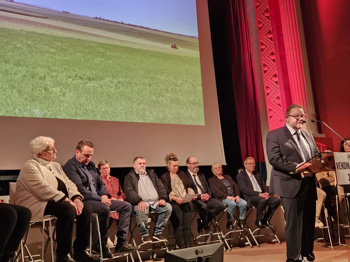 J'étais ce soir aux côtés du Maire de Vendin-le-Vieil pour sa cérémonie de vœux. Des projets malgré le coup de poignard financier de l'agglo <a href="/BethuneBruay/">Agglo Béthune-Bruay</a> mais aussi un hommage à la solidarité de toutes les communes de l'<a href="/AggloLensLievin/">Agglo Lens-Liévin</a> . A méditer...