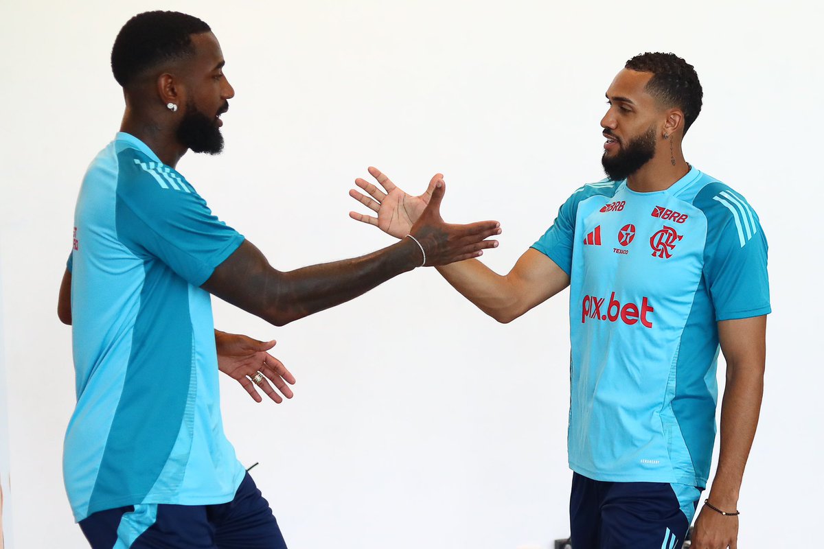 Flamengo's tweet photo. Com os novos companheiros! ❤️🖤

#CRF 

📸 Gilvan de Souza / CRF https://t.co/76MXCBM32A