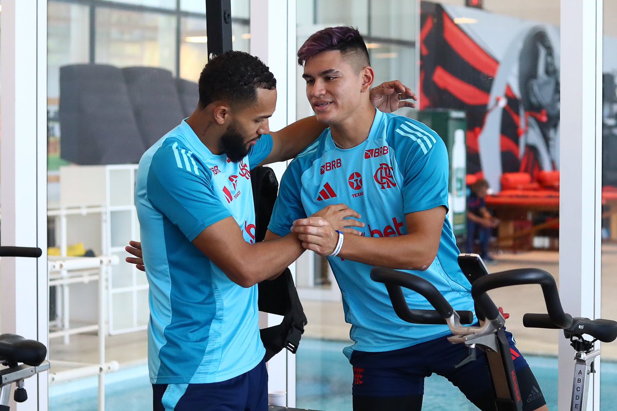 Flamengo's tweet photo. Com os novos companheiros! ❤️🖤

#CRF 

📸 Gilvan de Souza / CRF https://t.co/76MXCBM32A