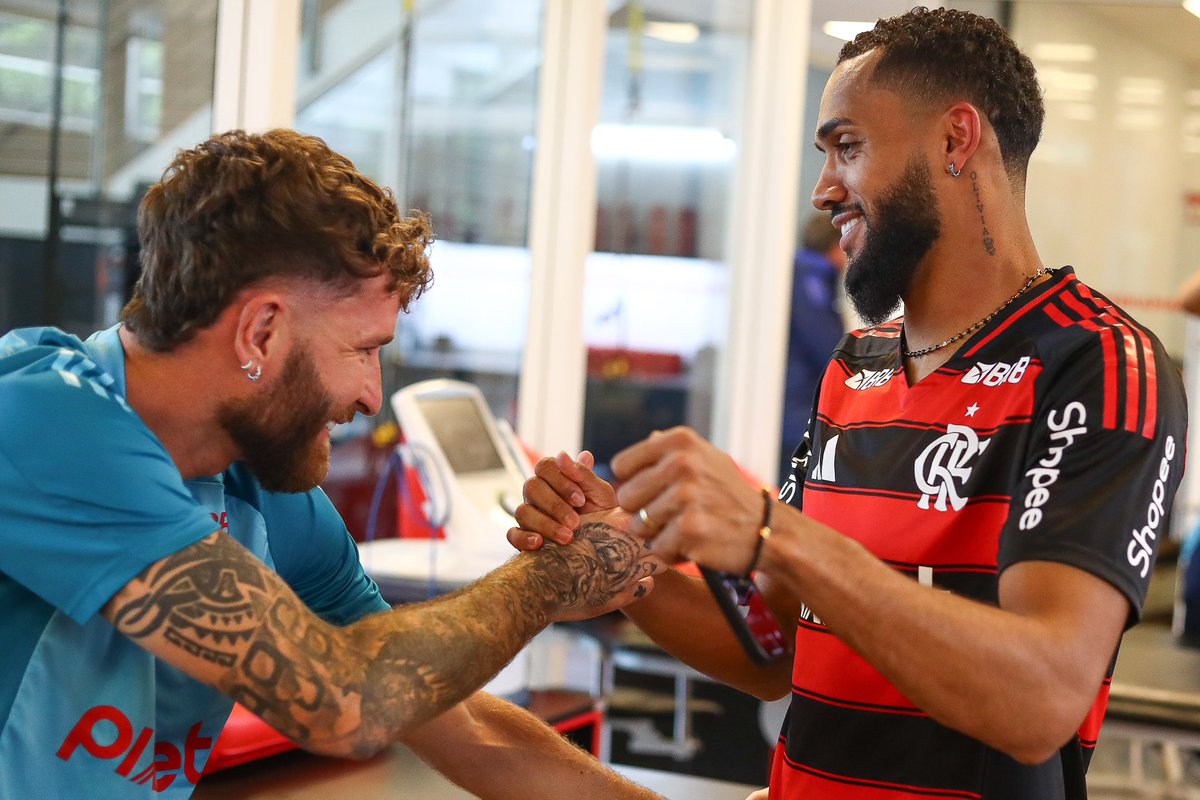 Flamengo's tweet photo. Com os novos companheiros! ❤️🖤

#CRF 

📸 Gilvan de Souza / CRF https://t.co/76MXCBM32A