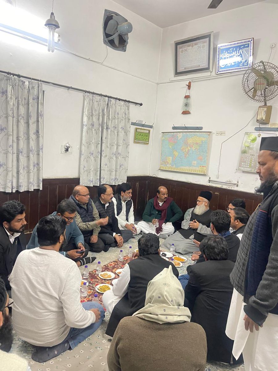 MohsinSamajwadi's tweet photo. आज नदवा में, समाजवादी पार्टी की तरफ से मरहूमअयलान ज़फर साहब के इंतेक़ाल पर अफसोस ज़ाहिर करने पहुंचे प्रदेश अध्यक्ष श्री श्यामलाल पाल जी के साथ। मौलाना बिलाल नदवी साहब से मुलाकात करी।
@abuasimazmi @arjunsaifai2002 @yadavakhilesh @samajwadiparty https://t.co/QwLAihLDX4