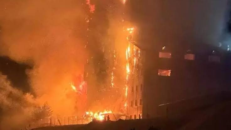 mahmutgurses's tweet photo. Bolgede 1600 yatak kapasiteli 5 adet tesis var. 1600 CAN demek... ve bu tesis bolgesinde 1 itfaiye ve 1 ambulans yok. En yakın itfaiye 45 dakika mesafede. Bu, böyle büyük bir yangında diri diri yanmak demek. Insan canı bu kadar ucuz olmamalı.! #bolukartalkaya https://t.co/dJ1k8sSlXL