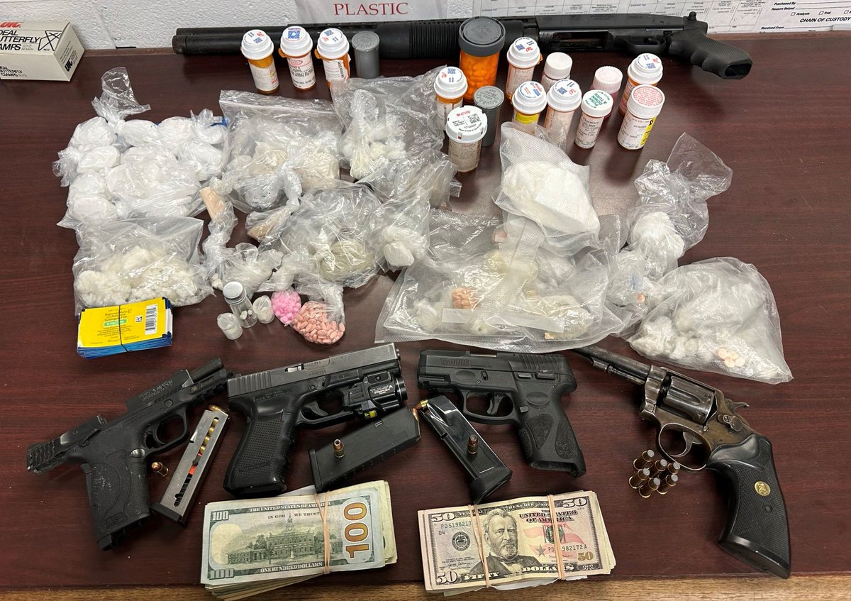 detroitpolice's tweet photo. On January 17, 2025, the Detroit Multijurisdictional HIDTA Task Force worked with Eastpointe Police to execute a search warrant in the 14000 block of Rossini. 
Officers made two felony arrests, 12 misdemeanor arrests and confiscated the following items:
- 312.6 grams of cocaine https://t.co/KfV0geSjTY