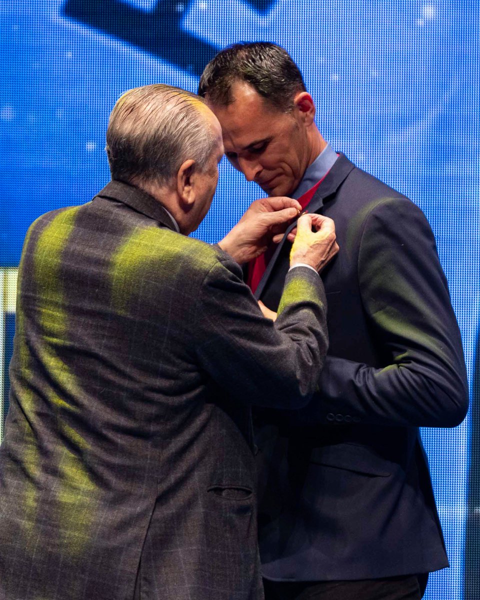 Un homenaje a la altura de una leyenda del deporte español y del programa #Endavant 

Pablo Herrera recibió de la mano del presidente Fernando Roig la insignia de oro del club por su laureada trayectoria