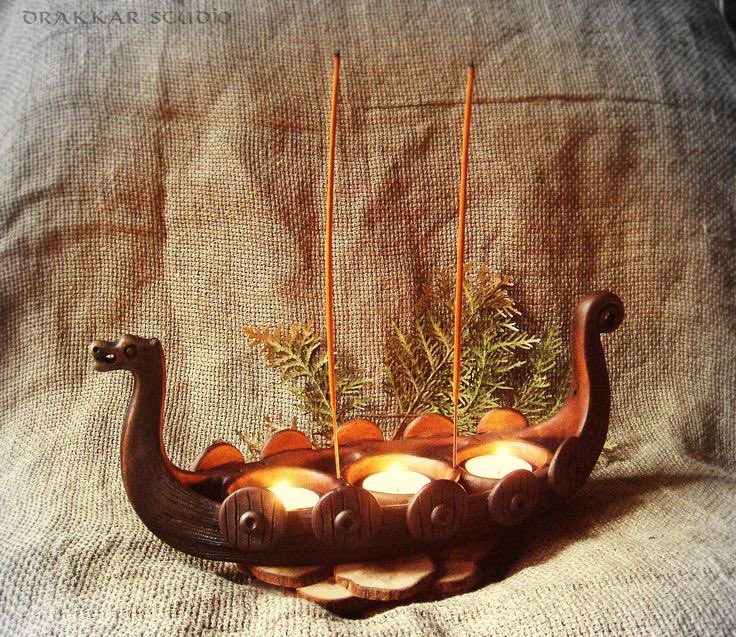 LadyThaliaRP's tweet photo. Happy anniversary to @boneless_anger and @ABeguilingRose ! A dinner of roast venison awaits you. And a golden apple tree cake. I’ve had a new candle holder made to grace your table. And there’s beads to work into each others hair! https://t.co/rKEN6jmtfC