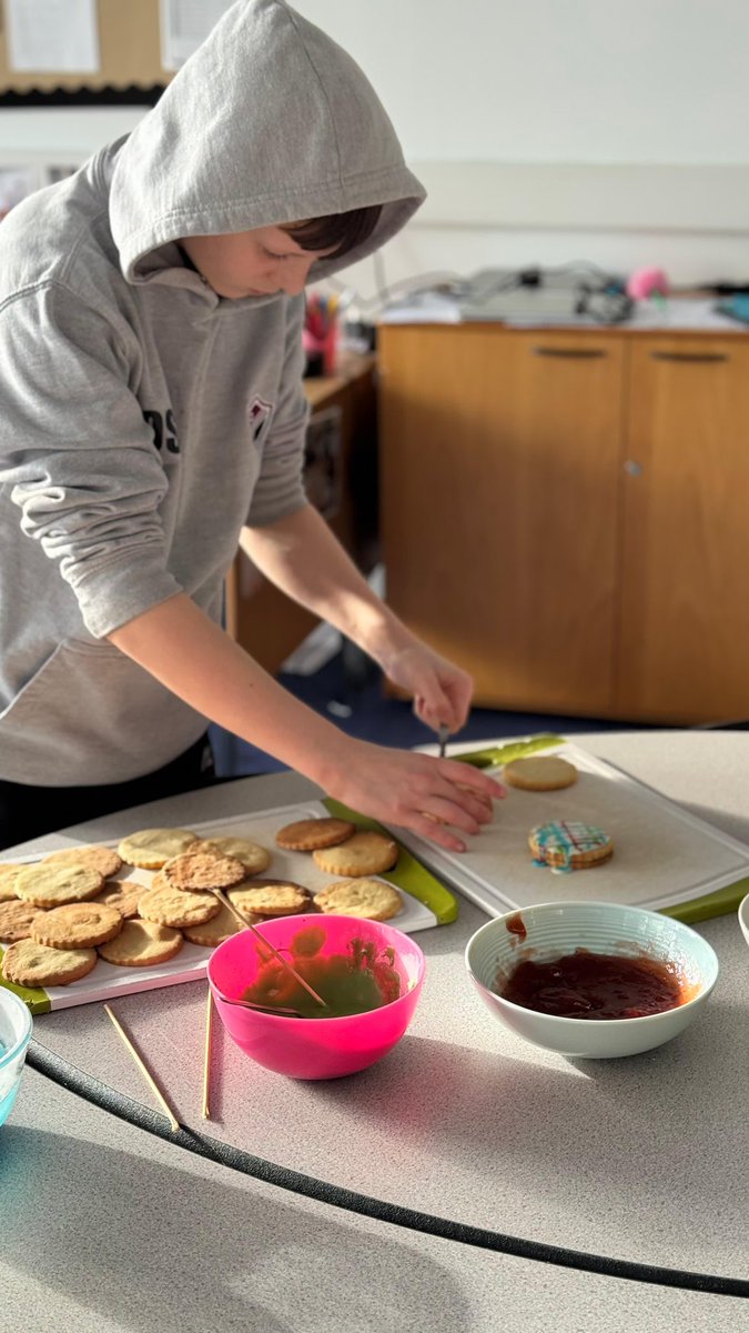 PrestonLodgePSF's tweet photo. In preparation for Burns Night some of our young people created tartan empire biscuits today 🍪 🏴󠁧󠁢󠁳󠁣󠁴󠁿 https://t.co/JbngumyRxF