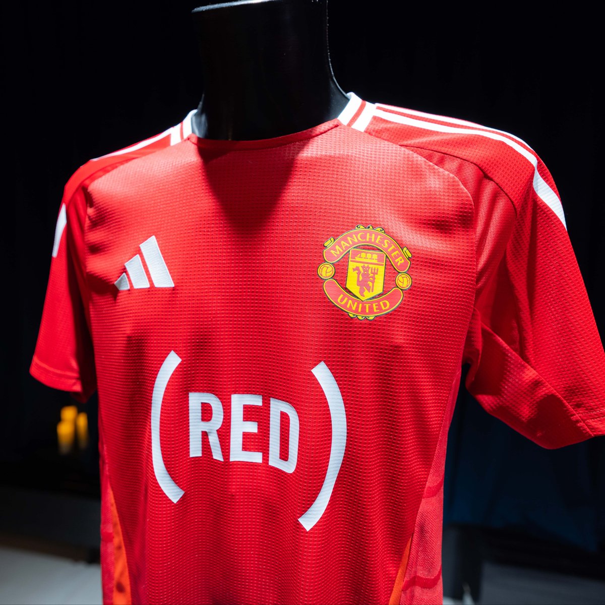 RED's tweet photo. Davos turned (RED) last night to celebrate the unveiling of the new (RED)-branded @ManUtd shirt, thanks to @Snapdragon. #WEF25 https://t.co/Ip2dxbcqeh