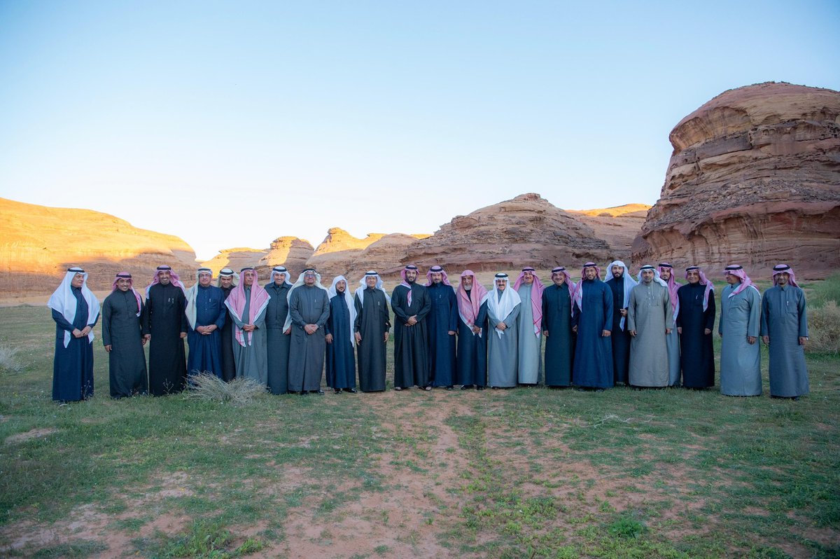 سمو سيدي #ولي_العهد وأصحاب السمو والمعالي في صورة جماعية عقب جلسة مجلس الوزراء الذي انعقد في المخيم الشتوي بالعلا اليوم، ويظهر في الصورة سمو الأمير #خالد_بن_سطام، نائب أمير منطقة عسير.