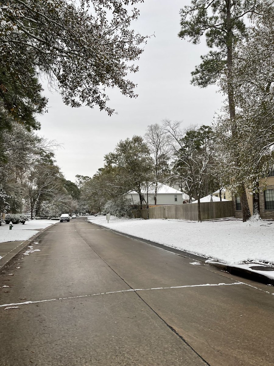 scottslaw80's tweet image. Snowing in South Texas!!! Rare lol #snowinhouston #snowinginttexas #itscoldout #snowman
