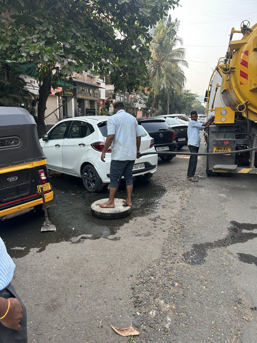 MithunBKamble's tweet photo. “नवी मुंबई महानगरपालिकेने सिवर लाईन कर्मचाऱ्यांच्या सेफ्टीची काळजी घ्यावी. त्यांना योग्य सुरक्षा साधने जसे की हँड ग्लोज आणि बूट उपलब्ध करून द्यावीत. कृपया लक्ष द्या.”@NMMConline https://t.co/J91azSBMrR